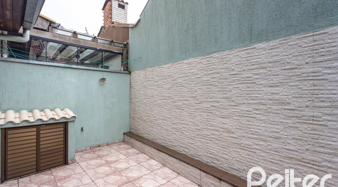 Casa à venda com 157m², 3 dormitórios, 1 suíte, 2 vagas, no bairro Ipanema em Porto Alegre