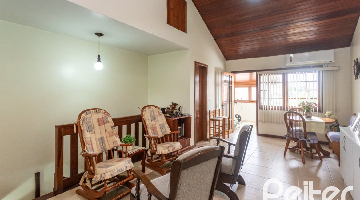 Casa à venda com 157m², 3 dormitórios, 1 suíte, 2 vagas, no bairro Ipanema em Porto Alegre
