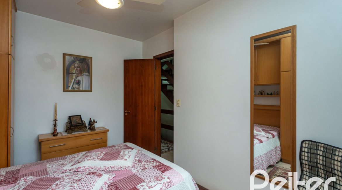 Casa à venda com 157m², 3 dormitórios, 1 suíte, 2 vagas, no bairro Ipanema em Porto Alegre