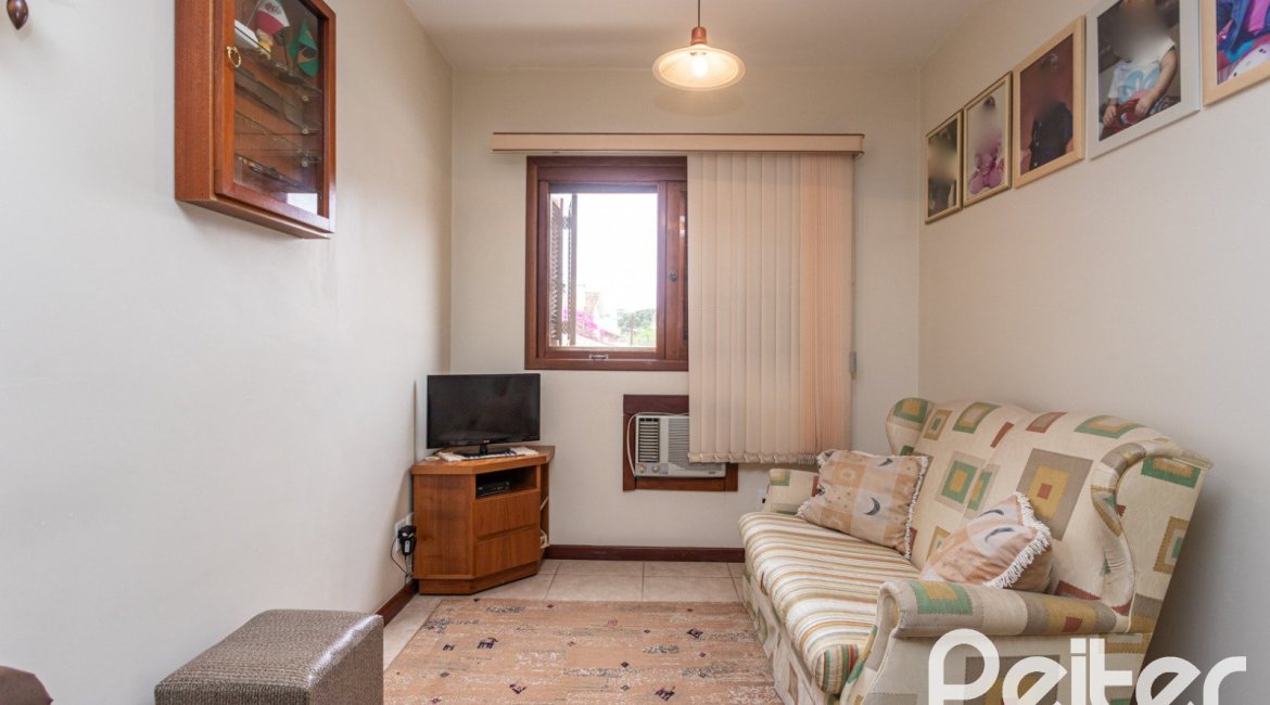 Casa à venda com 157m², 3 dormitórios, 1 suíte, 2 vagas, no bairro Ipanema em Porto Alegre