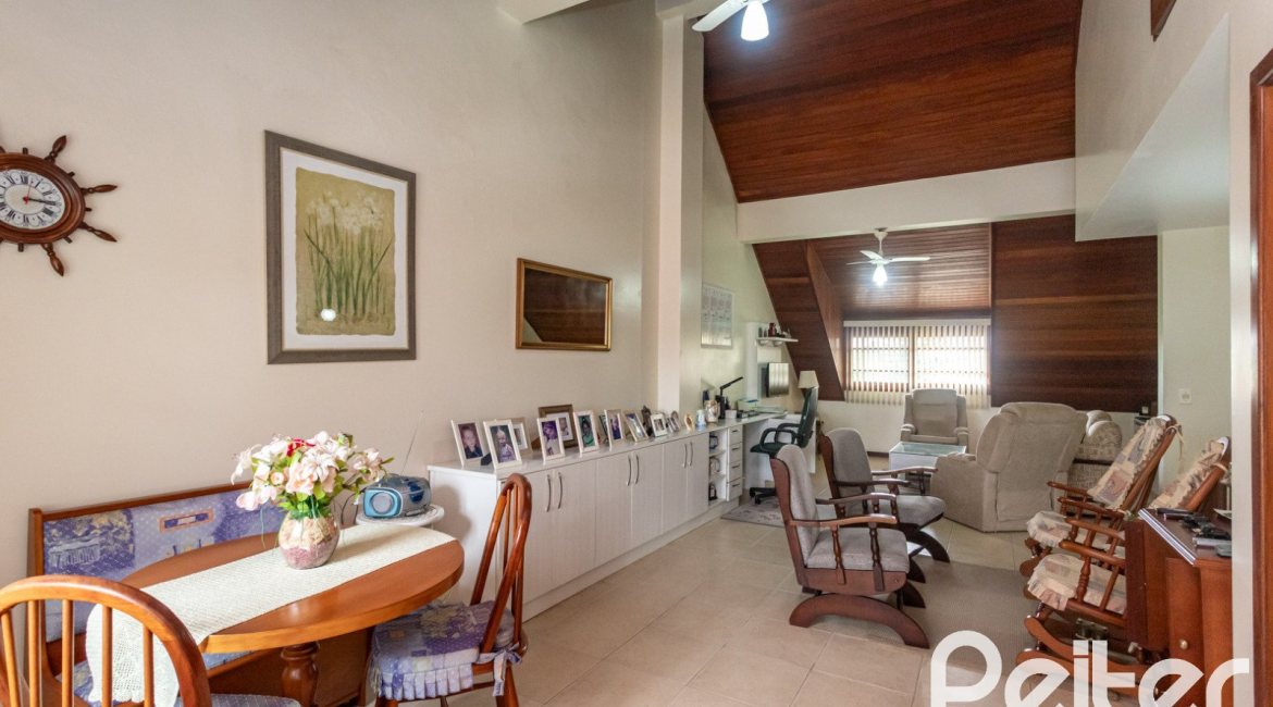 Casa à venda com 157m², 3 dormitórios, 1 suíte, 2 vagas, no bairro Ipanema em Porto Alegre