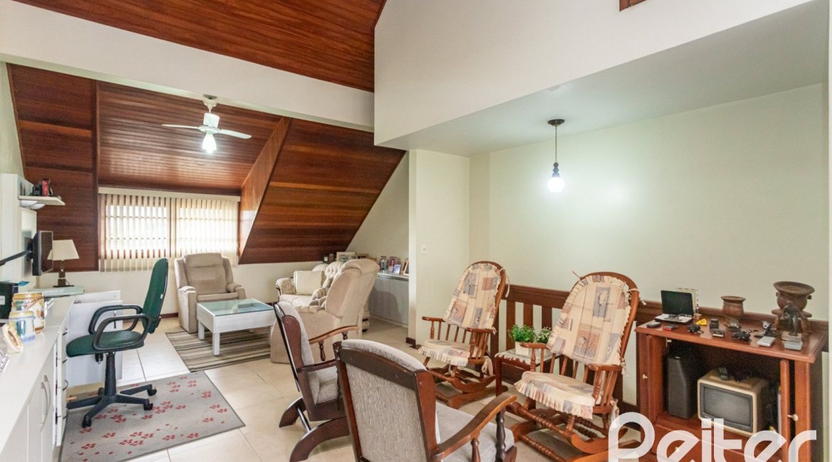 Casa à venda com 157m², 3 dormitórios, 1 suíte, 2 vagas, no bairro Ipanema em Porto Alegre