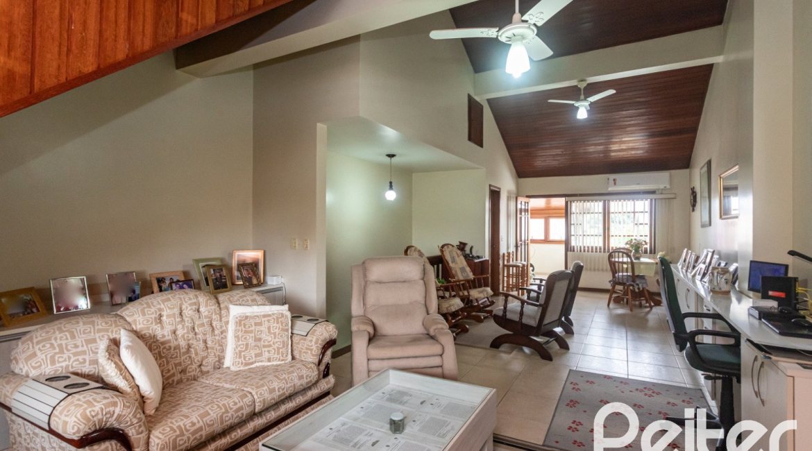 Casa à venda com 157m², 3 dormitórios, 1 suíte, 2 vagas, no bairro Ipanema em Porto Alegre
