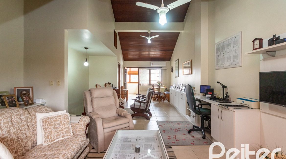 Casa à venda com 157m², 3 dormitórios, 1 suíte, 2 vagas, no bairro Ipanema em Porto Alegre