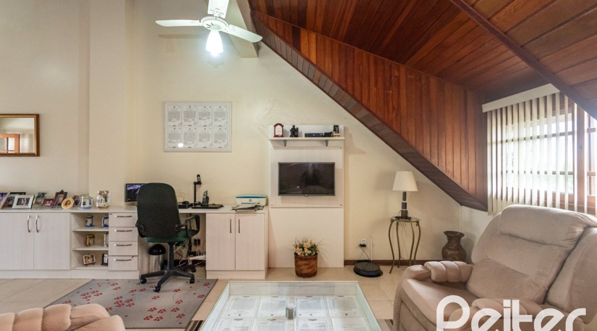 Casa à venda com 157m², 3 dormitórios, 1 suíte, 2 vagas, no bairro Ipanema em Porto Alegre