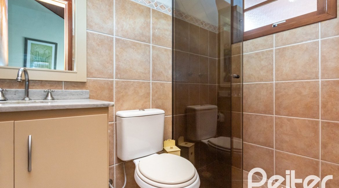 Casa à venda com 157m², 3 dormitórios, 1 suíte, 2 vagas, no bairro Ipanema em Porto Alegre