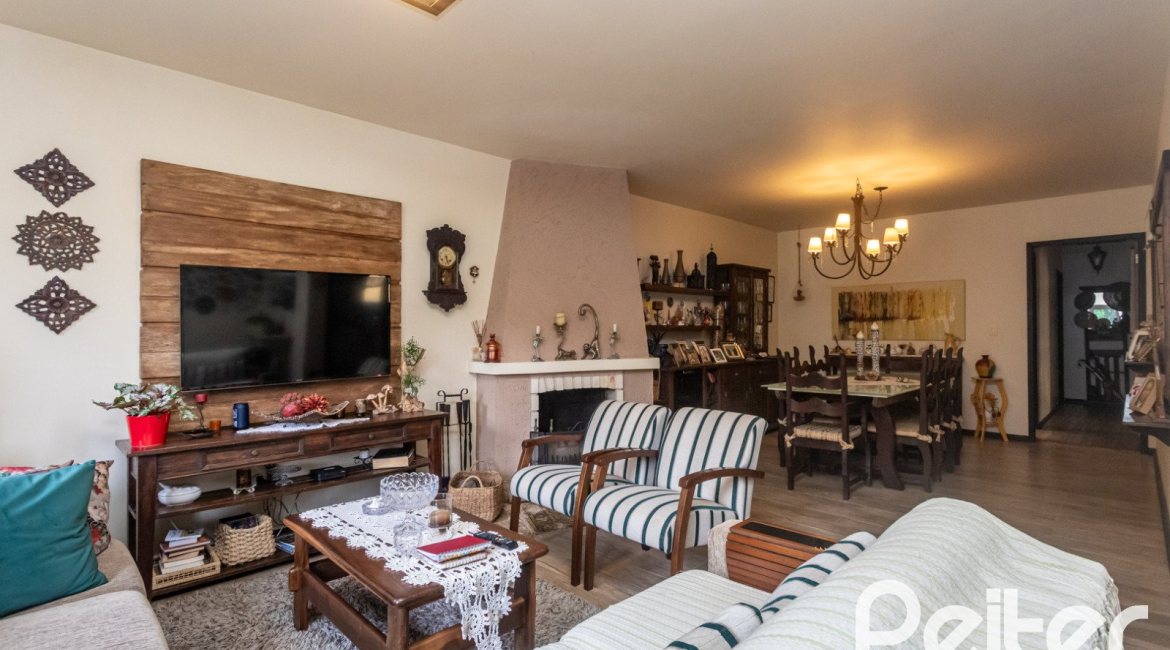 Casa à venda com 149m², 3 dormitórios, 1 suíte, 3 vagas, no bairro Ipanema em Porto Alegre