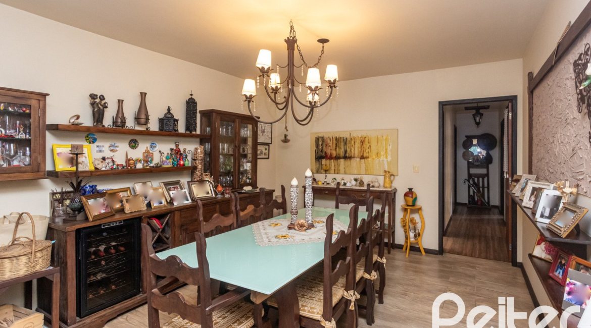 Casa à venda com 149m², 3 dormitórios, 1 suíte, 3 vagas, no bairro Ipanema em Porto Alegre