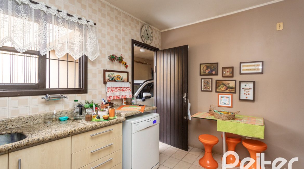 Casa à venda com 149m², 3 dormitórios, 1 suíte, 3 vagas, no bairro Ipanema em Porto Alegre