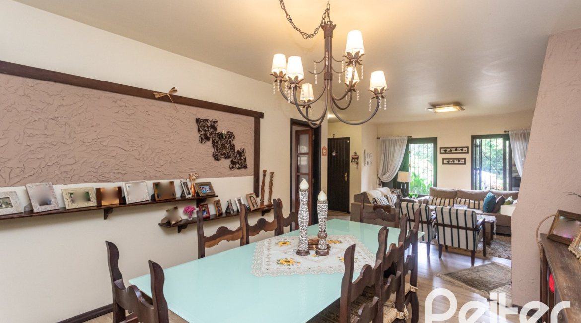 Casa à venda com 149m², 3 dormitórios, 1 suíte, 3 vagas, no bairro Ipanema em Porto Alegre