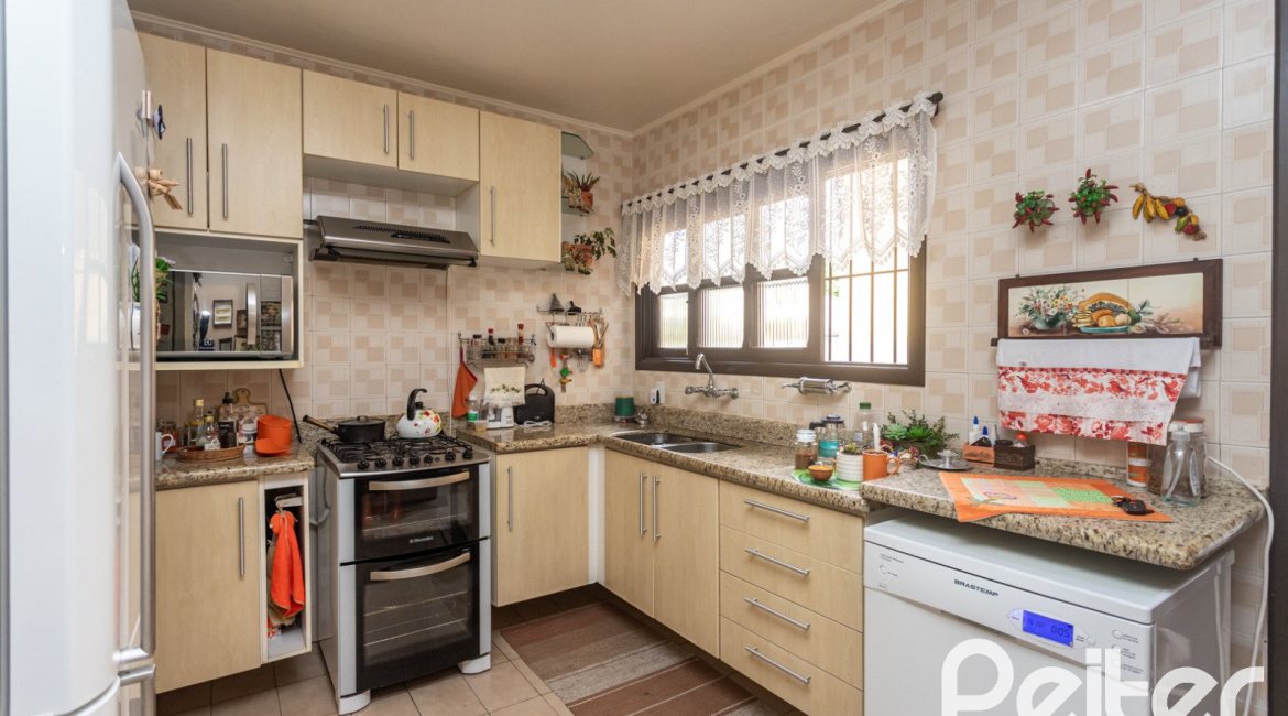 Casa à venda com 149m², 3 dormitórios, 1 suíte, 3 vagas, no bairro Ipanema em Porto Alegre