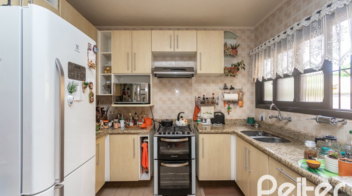 Casa à venda com 149m², 3 dormitórios, 1 suíte, 3 vagas, no bairro Ipanema em Porto Alegre