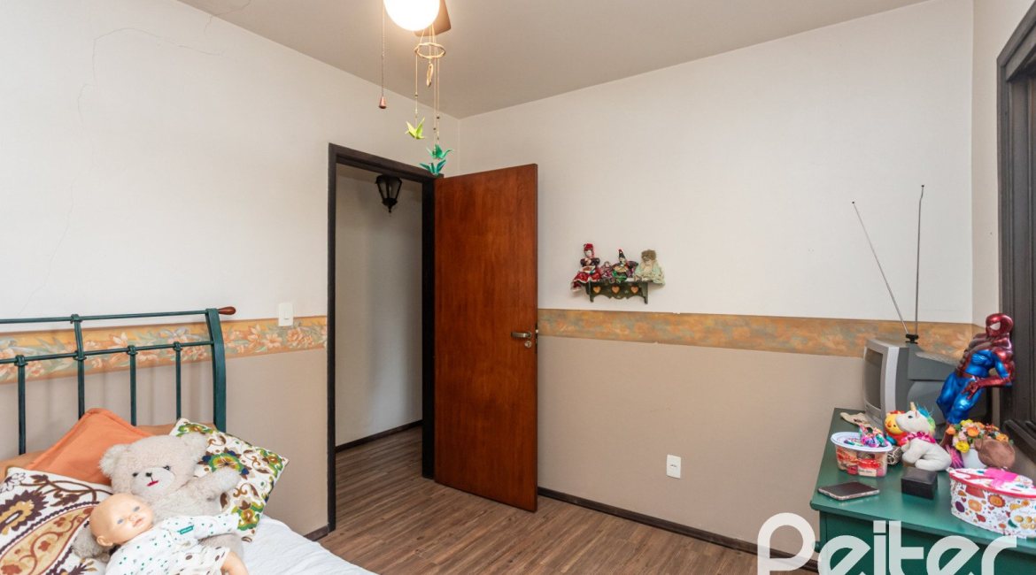 Casa à venda com 149m², 3 dormitórios, 1 suíte, 3 vagas, no bairro Ipanema em Porto Alegre