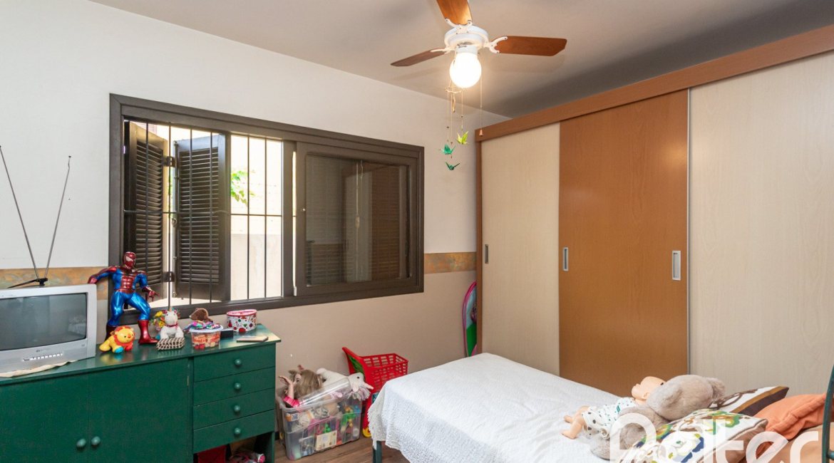 Casa à venda com 149m², 3 dormitórios, 1 suíte, 3 vagas, no bairro Ipanema em Porto Alegre