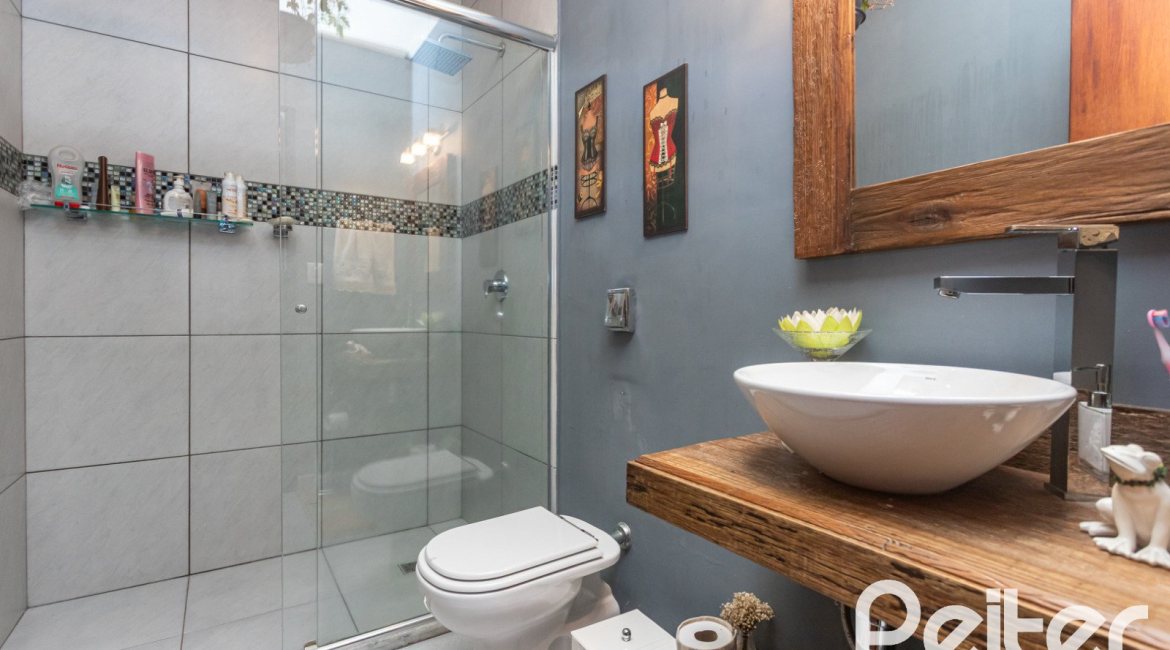 Casa à venda com 149m², 3 dormitórios, 1 suíte, 3 vagas, no bairro Ipanema em Porto Alegre