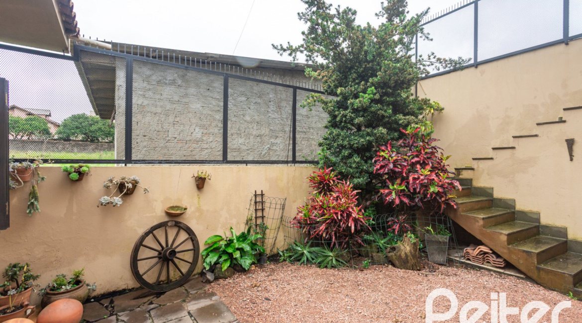 Casa à venda com 149m², 3 dormitórios, 1 suíte, 3 vagas, no bairro Ipanema em Porto Alegre