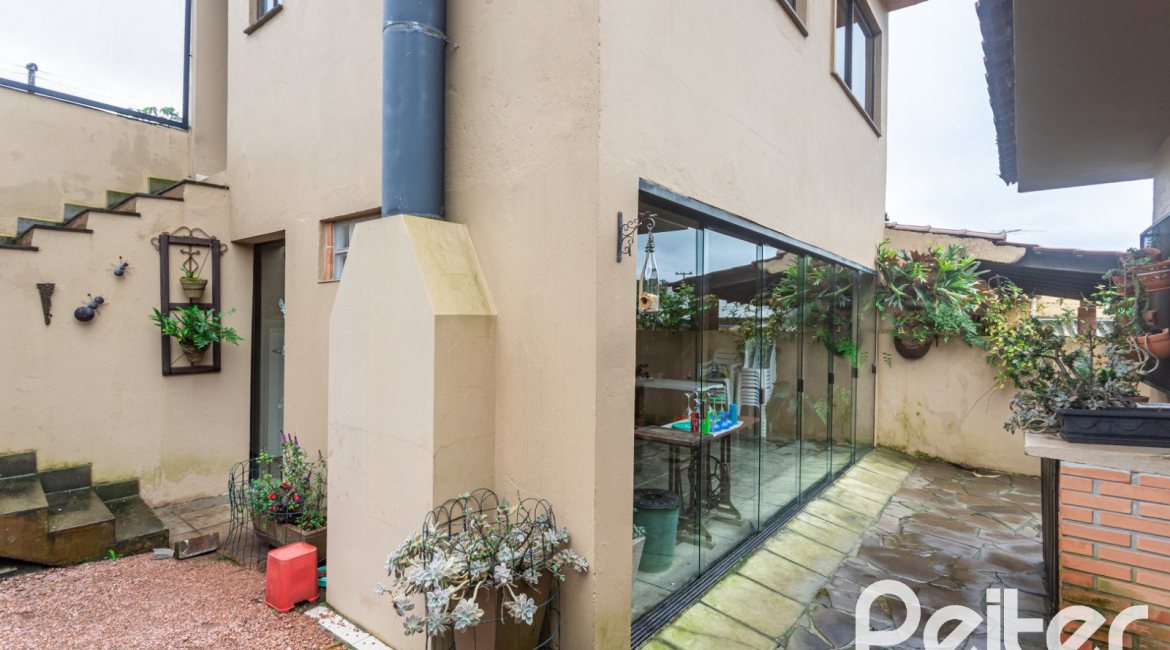 Casa à venda com 149m², 3 dormitórios, 1 suíte, 3 vagas, no bairro Ipanema em Porto Alegre