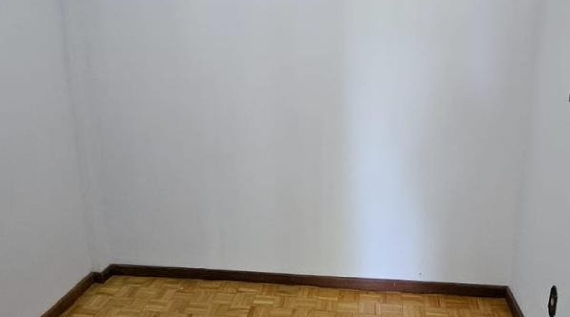 Casa à venda com 250m², 3 dormitórios, 1 suíte, 7 vagas, no bairro Jardim Sabará em Porto Alegre