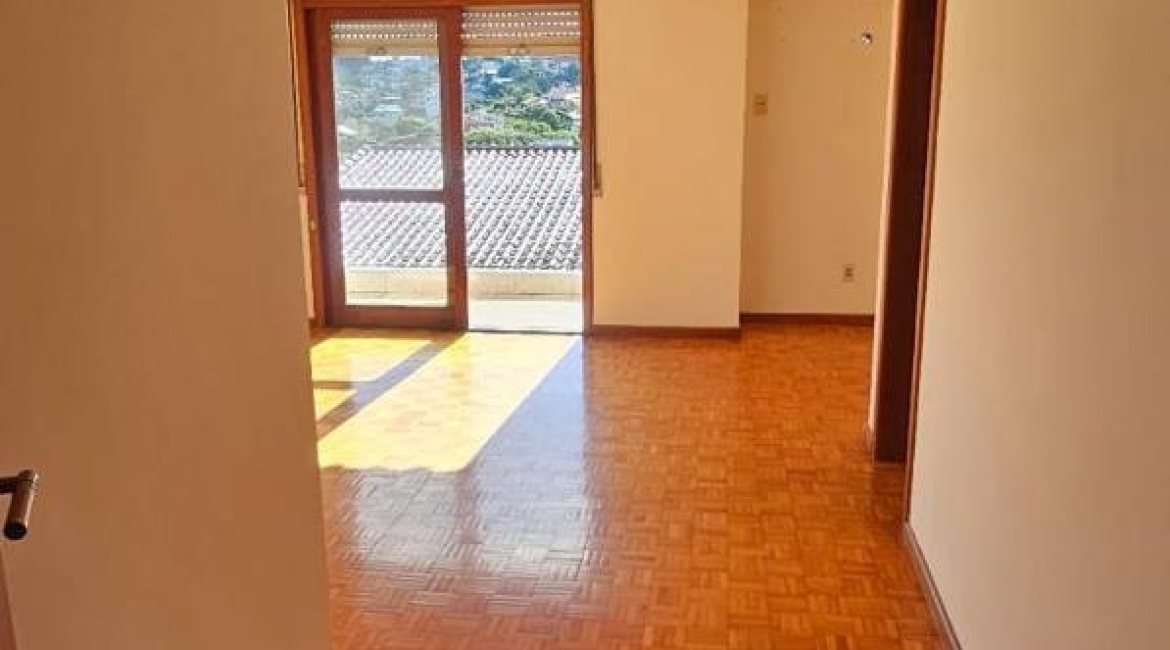 Casa à venda com 250m², 3 dormitórios, 1 suíte, 7 vagas, no bairro Jardim Sabará em Porto Alegre