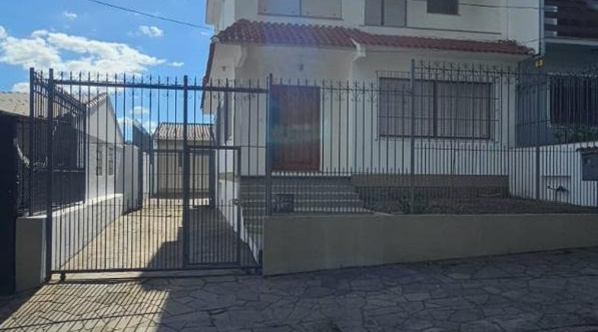 Casa à venda com 250m², 3 dormitórios, 1 suíte, 7 vagas, no bairro Jardim Sabará em Porto Alegre