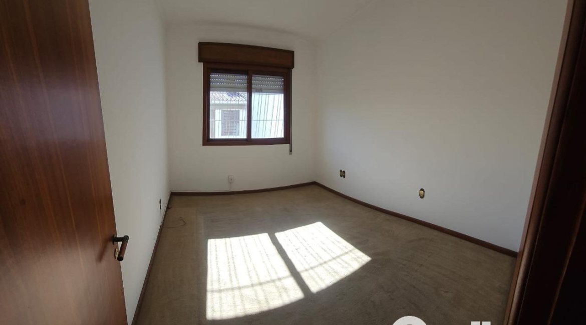 Casa à venda com 250m², 3 dormitórios, 1 suíte, 7 vagas, no bairro Jardim Sabará em Porto Alegre