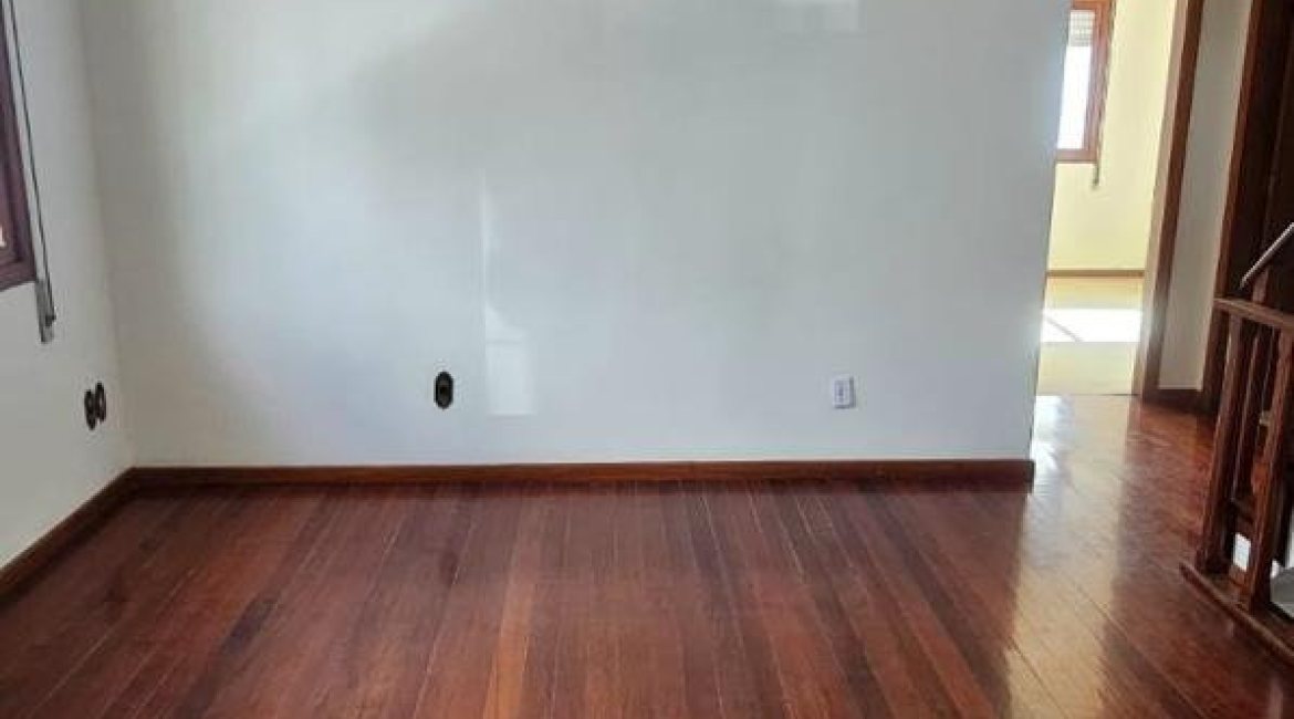 Casa à venda com 250m², 3 dormitórios, 1 suíte, 7 vagas, no bairro Jardim Sabará em Porto Alegre