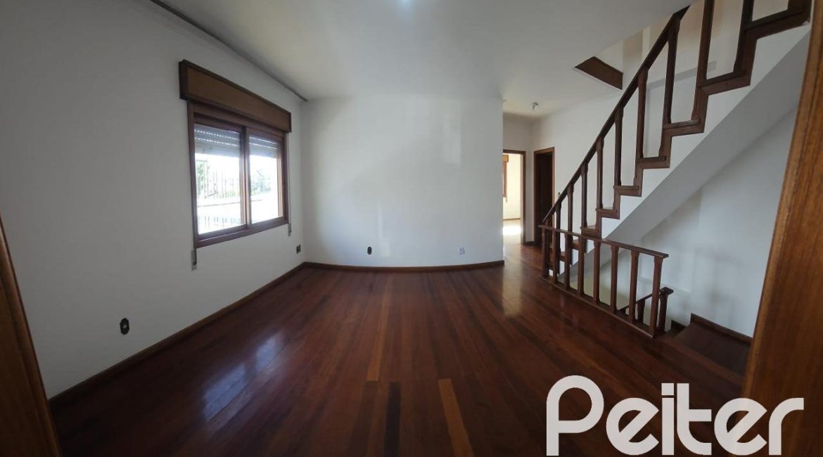 Casa à venda com 250m², 3 dormitórios, 1 suíte, 7 vagas, no bairro Jardim Sabará em Porto Alegre