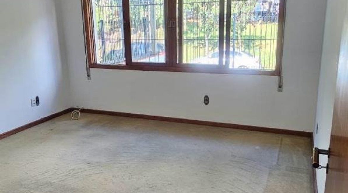 Casa à venda com 250m², 3 dormitórios, 1 suíte, 7 vagas, no bairro Jardim Sabará em Porto Alegre