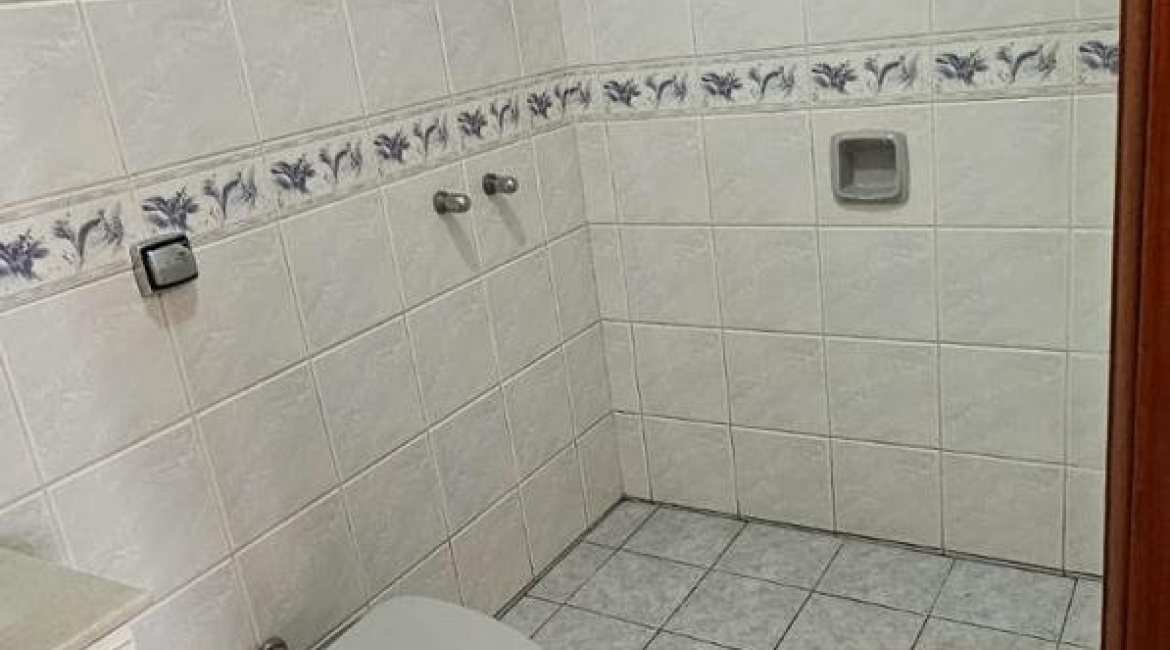 Casa à venda com 250m², 3 dormitórios, 1 suíte, 7 vagas, no bairro Jardim Sabará em Porto Alegre