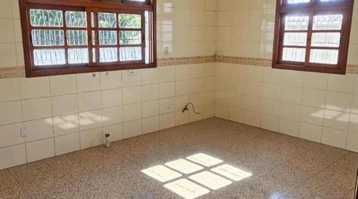 Casa à venda com 250m², 3 dormitórios, 1 suíte, 7 vagas, no bairro Jardim Sabará em Porto Alegre