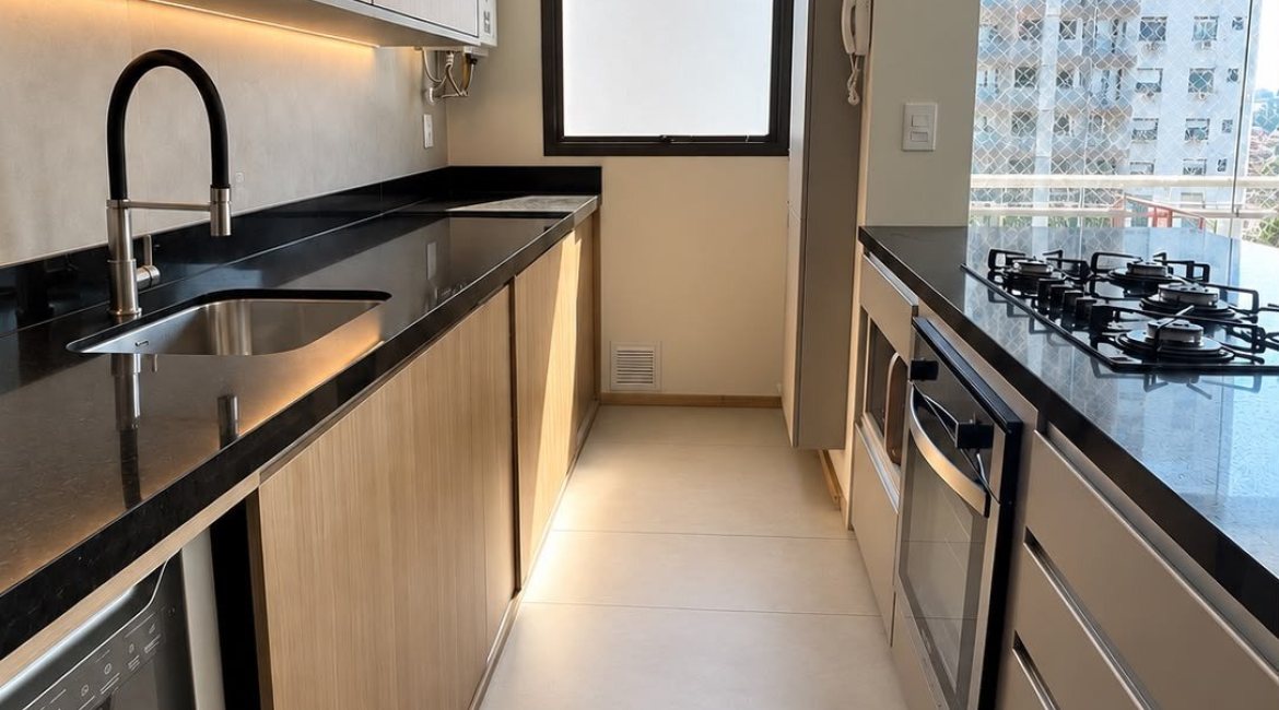Apartamento à venda com 81m², 2 dormitórios, 1 suíte, 1 vaga, no bairro Santa Maria Goretti em Porto Alegre