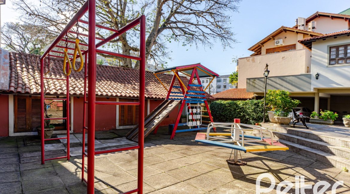 Casa em Condomínio à venda com 179m², 4 dormitórios, 1 suíte, 2 vagas, no bairro Cavalhada em Porto Alegre