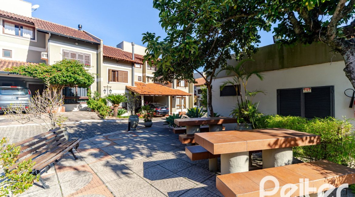 Casa em Condomínio à venda com 179m², 4 dormitórios, 1 suíte, 2 vagas, no bairro Cavalhada em Porto Alegre