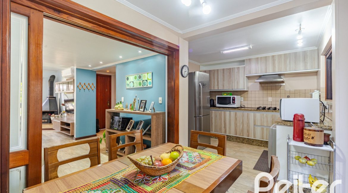 Casa em Condomínio à venda com 179m², 4 dormitórios, 1 suíte, 2 vagas, no bairro Cavalhada em Porto Alegre