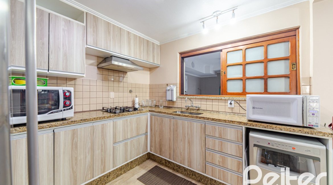 Casa em Condomínio à venda com 179m², 4 dormitórios, 1 suíte, 2 vagas, no bairro Cavalhada em Porto Alegre