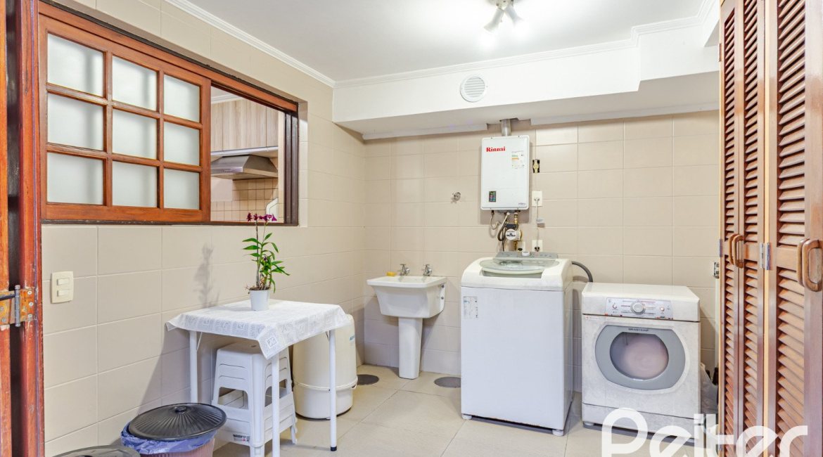 Casa em Condomínio à venda com 179m², 4 dormitórios, 1 suíte, 2 vagas, no bairro Cavalhada em Porto Alegre