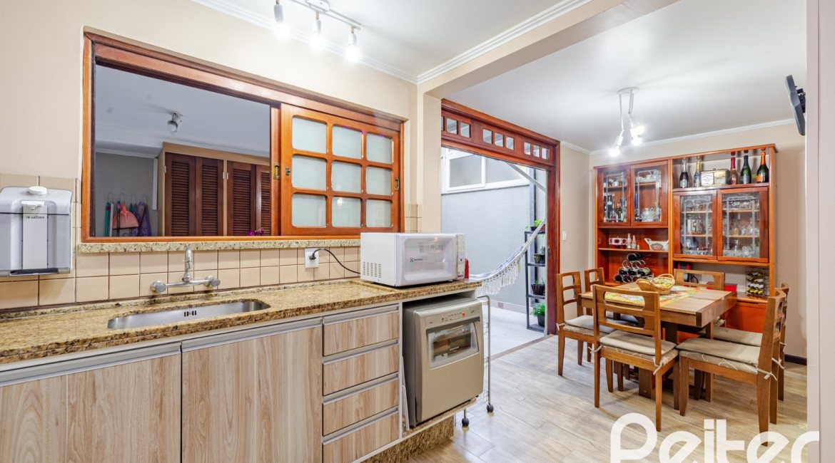 Casa em Condomínio à venda com 179m², 4 dormitórios, 1 suíte, 2 vagas, no bairro Cavalhada em Porto Alegre