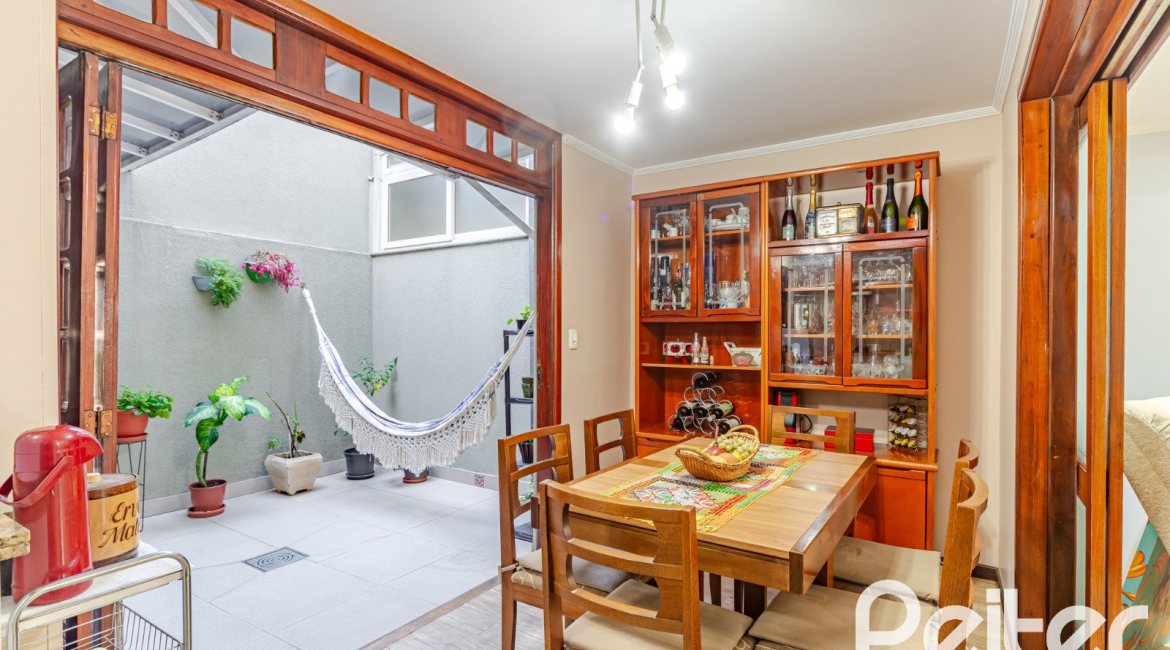 Casa em Condomínio à venda com 179m², 4 dormitórios, 1 suíte, 2 vagas, no bairro Cavalhada em Porto Alegre