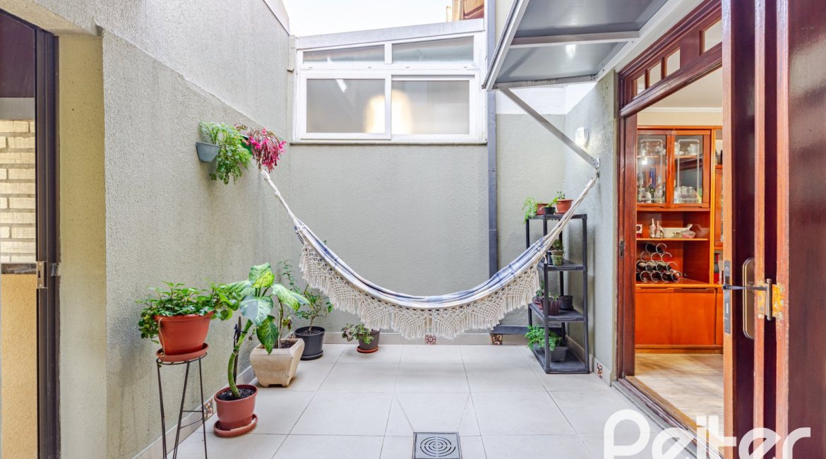 Casa em Condomínio à venda com 179m², 4 dormitórios, 1 suíte, 2 vagas, no bairro Cavalhada em Porto Alegre