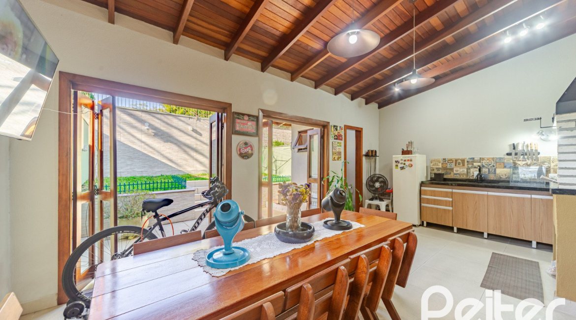 Casa em Condomínio à venda com 179m², 4 dormitórios, 1 suíte, 2 vagas, no bairro Cavalhada em Porto Alegre