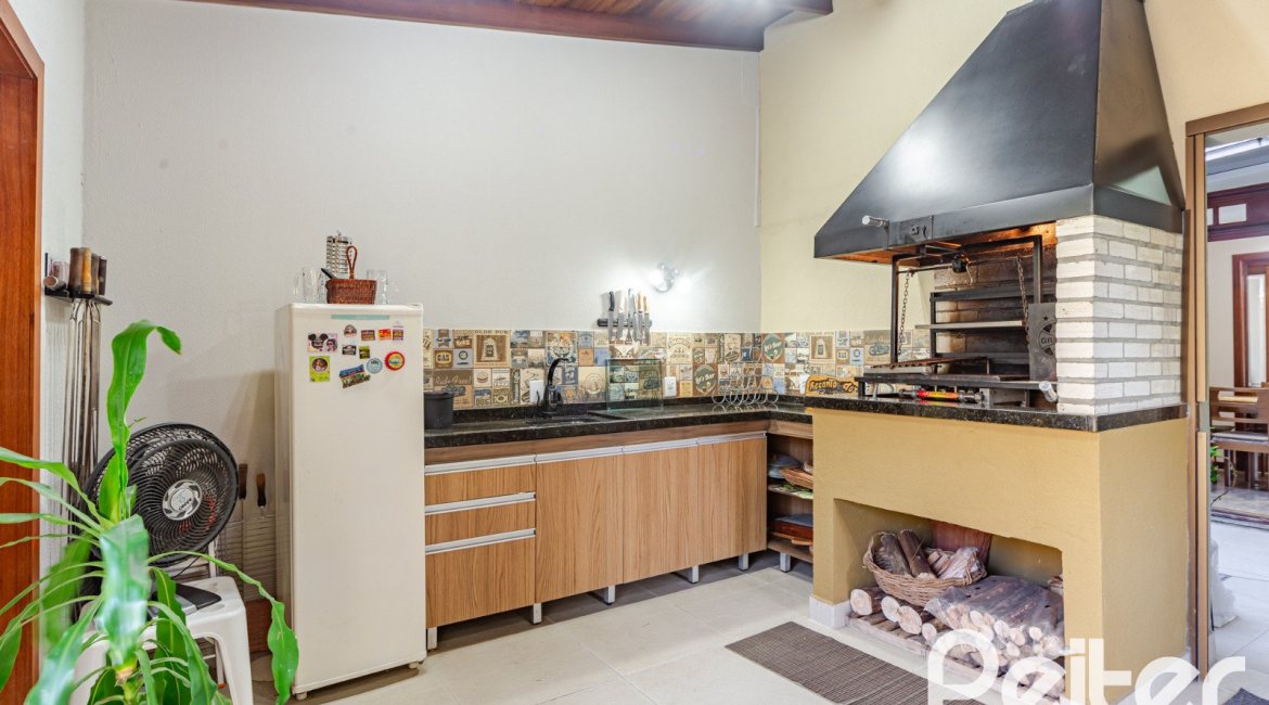 Casa em Condomínio à venda com 179m², 4 dormitórios, 1 suíte, 2 vagas, no bairro Cavalhada em Porto Alegre