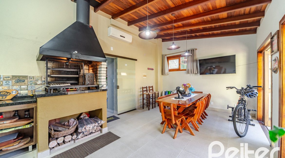 Casa em Condomínio à venda com 179m², 4 dormitórios, 1 suíte, 2 vagas, no bairro Cavalhada em Porto Alegre