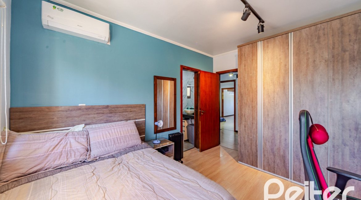 Casa em Condomínio à venda com 179m², 4 dormitórios, 1 suíte, 2 vagas, no bairro Cavalhada em Porto Alegre