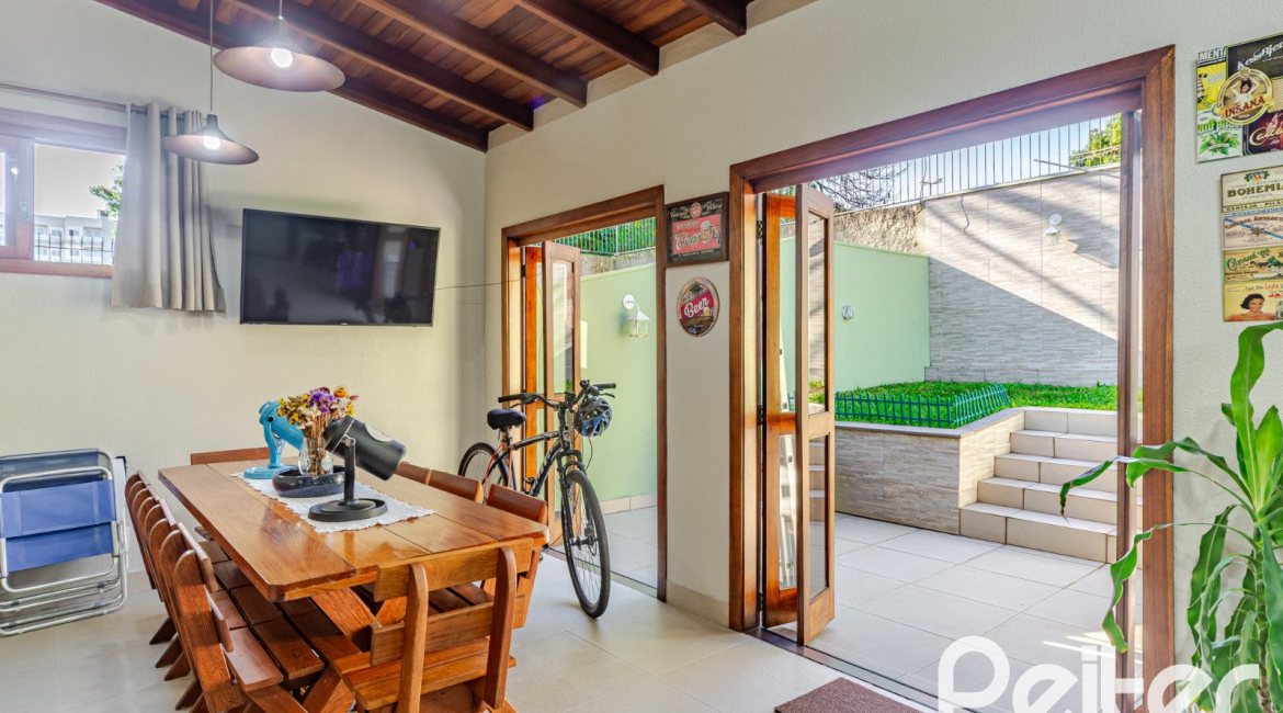 Casa em Condomínio à venda com 179m², 4 dormitórios, 1 suíte, 2 vagas, no bairro Cavalhada em Porto Alegre