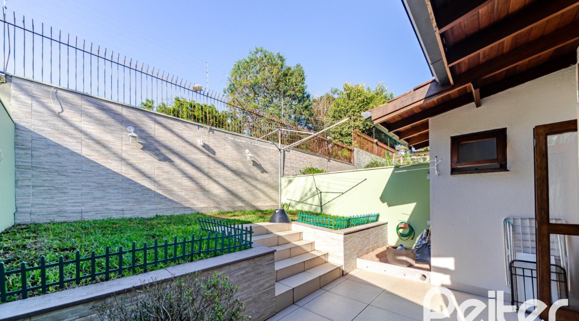 Casa em Condomínio à venda com 179m², 4 dormitórios, 1 suíte, 2 vagas, no bairro Cavalhada em Porto Alegre