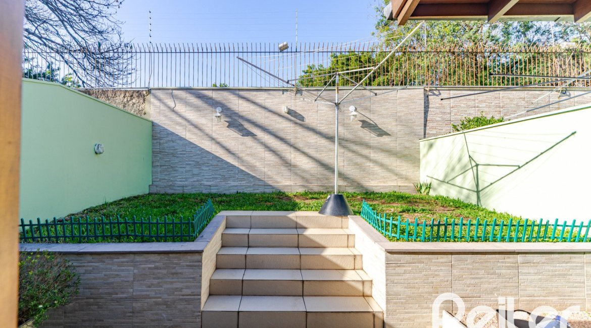 Casa em Condomínio à venda com 179m², 4 dormitórios, 1 suíte, 2 vagas, no bairro Cavalhada em Porto Alegre