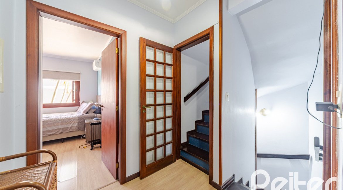 Casa em Condomínio à venda com 179m², 4 dormitórios, 1 suíte, 2 vagas, no bairro Cavalhada em Porto Alegre