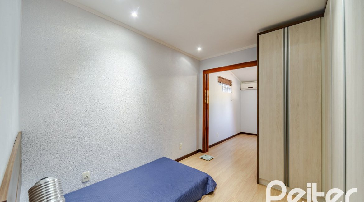 Casa em Condomínio à venda com 179m², 4 dormitórios, 1 suíte, 2 vagas, no bairro Cavalhada em Porto Alegre