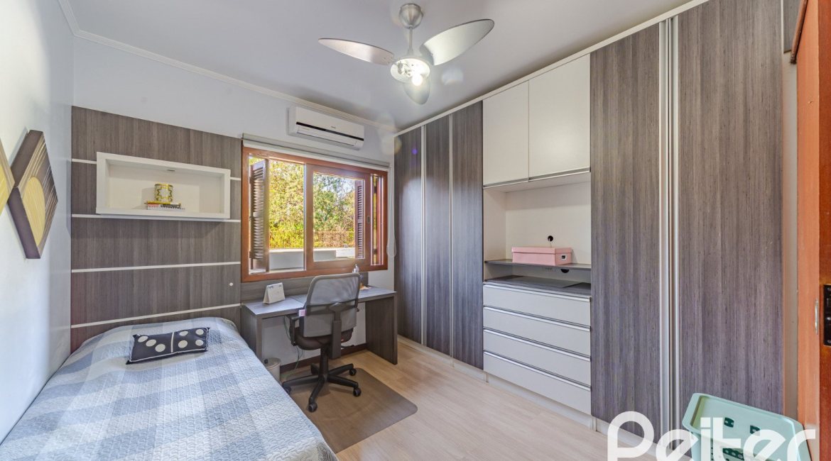 Casa em Condomínio à venda com 179m², 4 dormitórios, 1 suíte, 2 vagas, no bairro Cavalhada em Porto Alegre