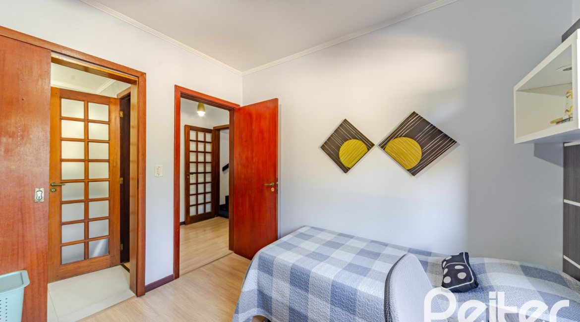 Casa em Condomínio à venda com 179m², 4 dormitórios, 1 suíte, 2 vagas, no bairro Cavalhada em Porto Alegre